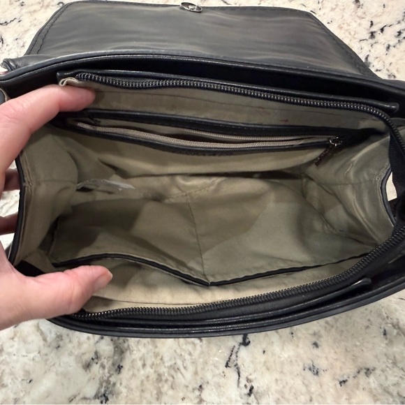 Flora & Co EUC Black Chevron Shoulder/Crossbody Bag w/Chain Detail - Picture 9 of 10